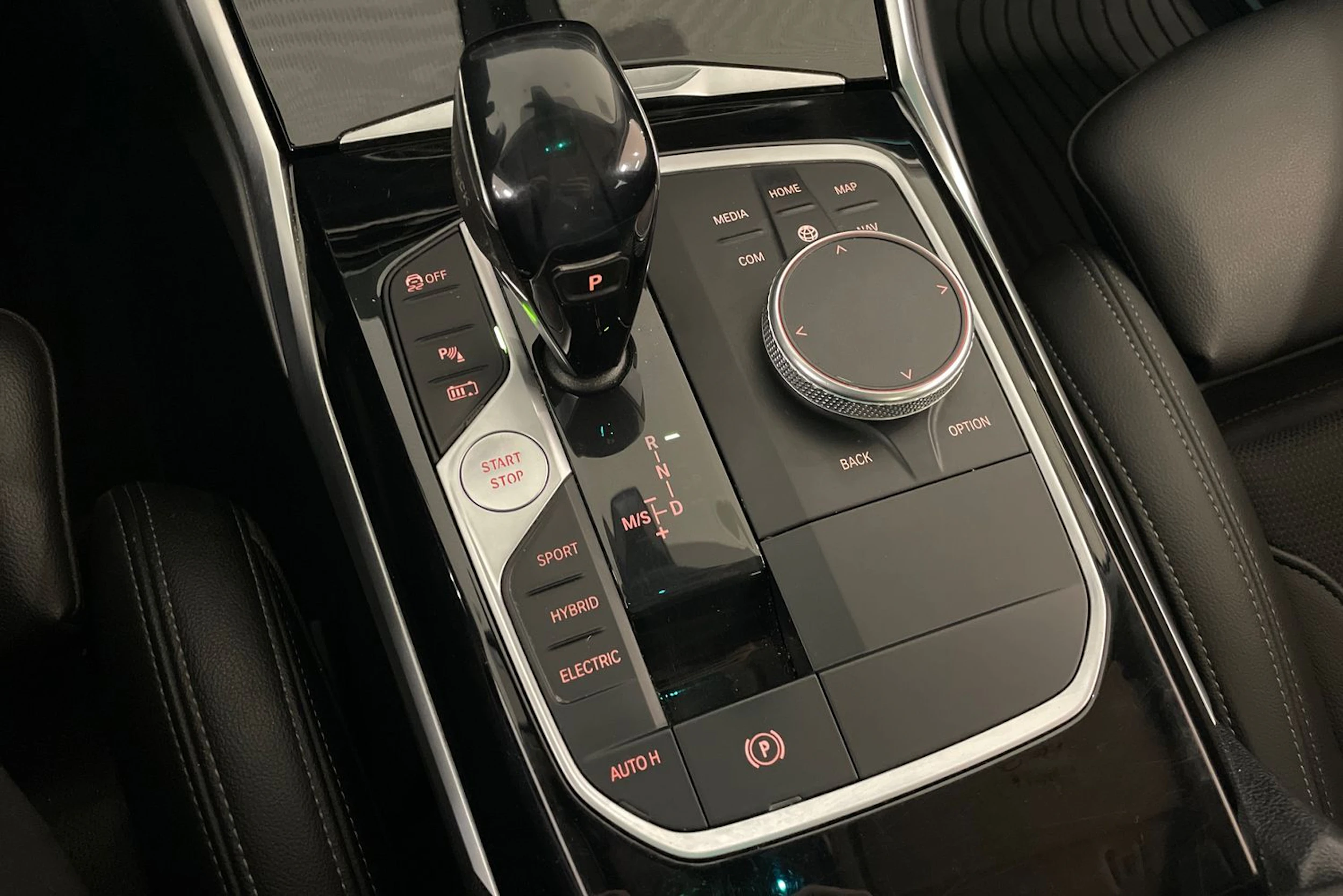 musta BMW 330 2020 kuva 19.