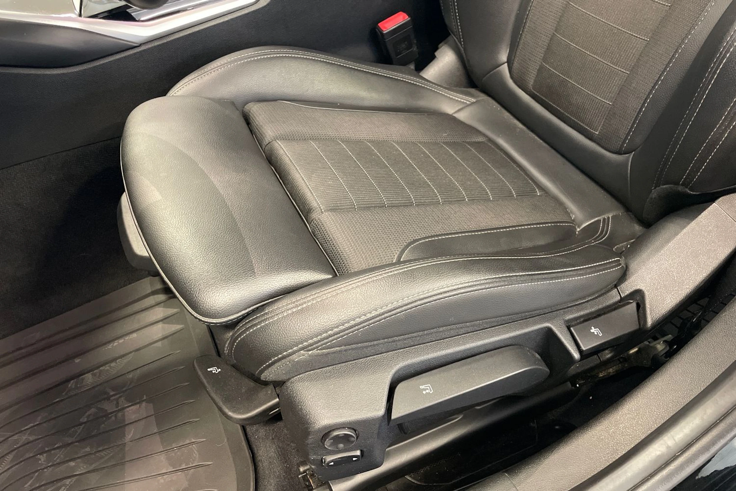 musta BMW 330 2020 kuva 24.