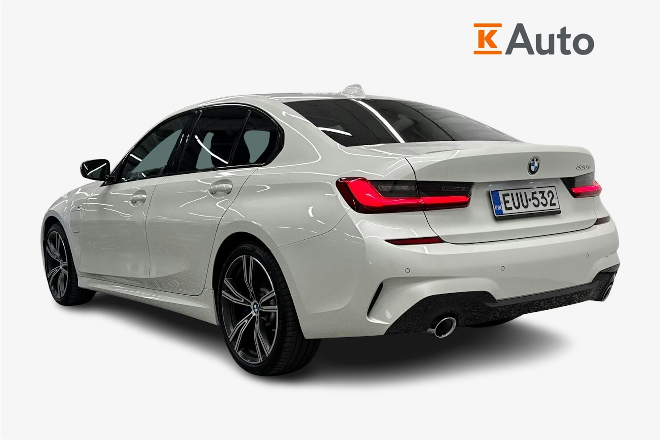 valkoinen BMW 330 2020 kuva 2.
