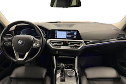punainen BMW 330 2020 kuva 7.