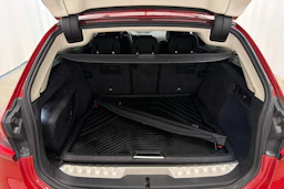 punainen BMW 330 2020 kuva 13.