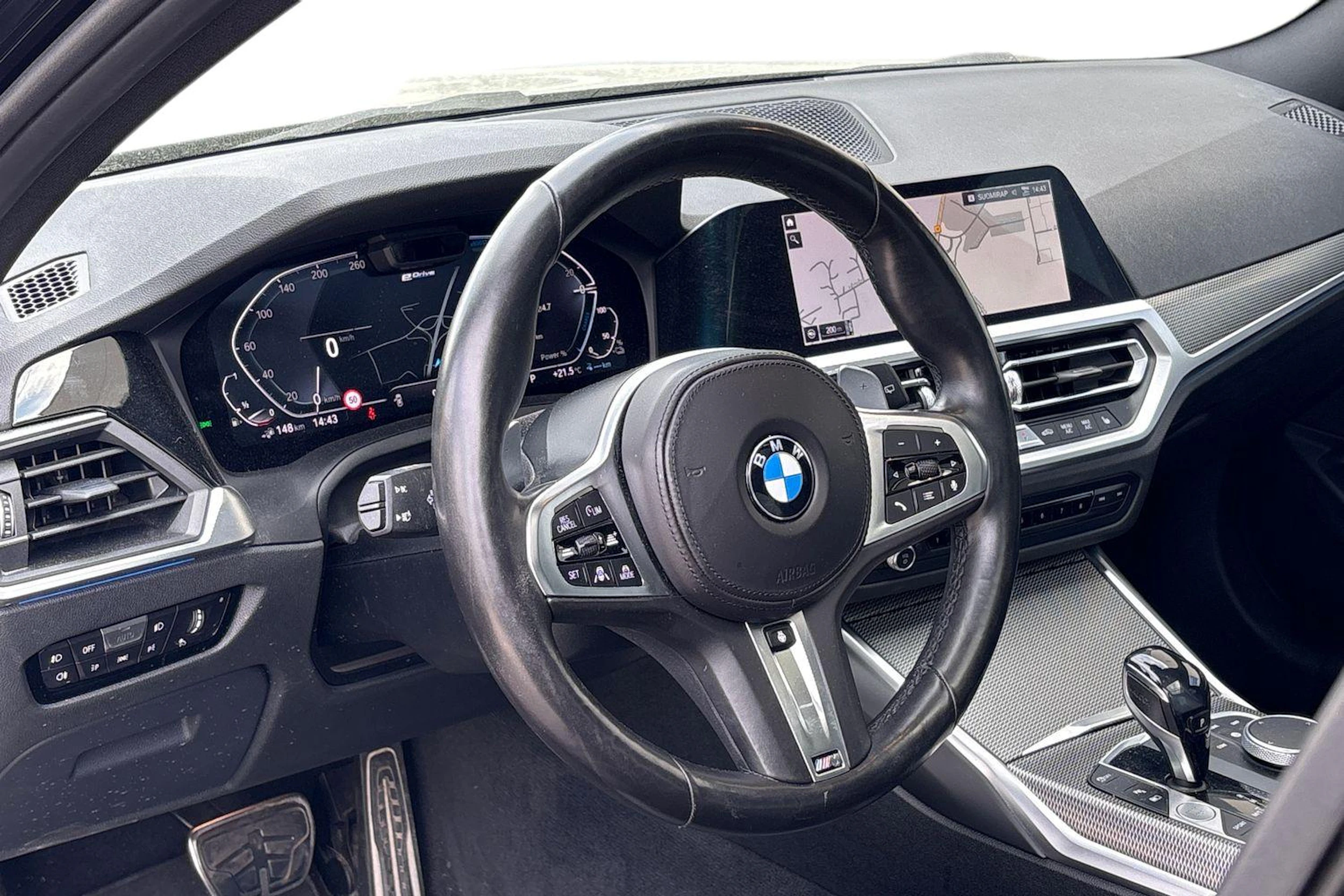 musta BMW 330 2020 kuva 3.