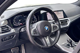musta BMW 330 2020 kuva 3.