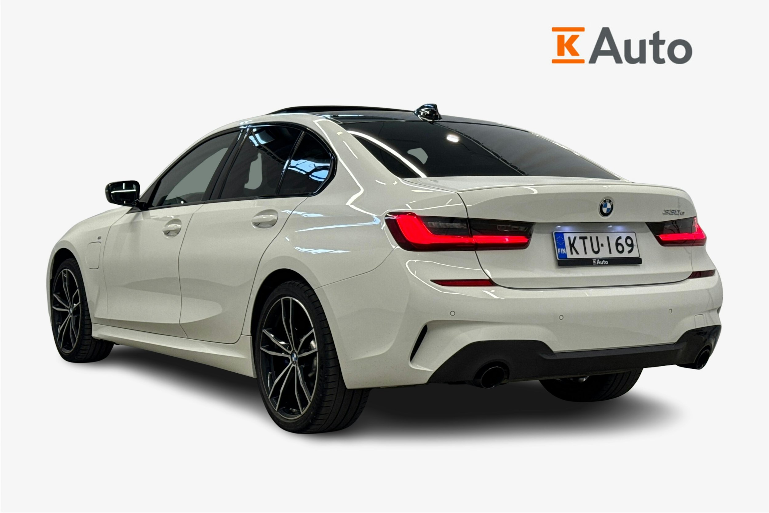 valkoinen BMW 330 2020 kuva 2.