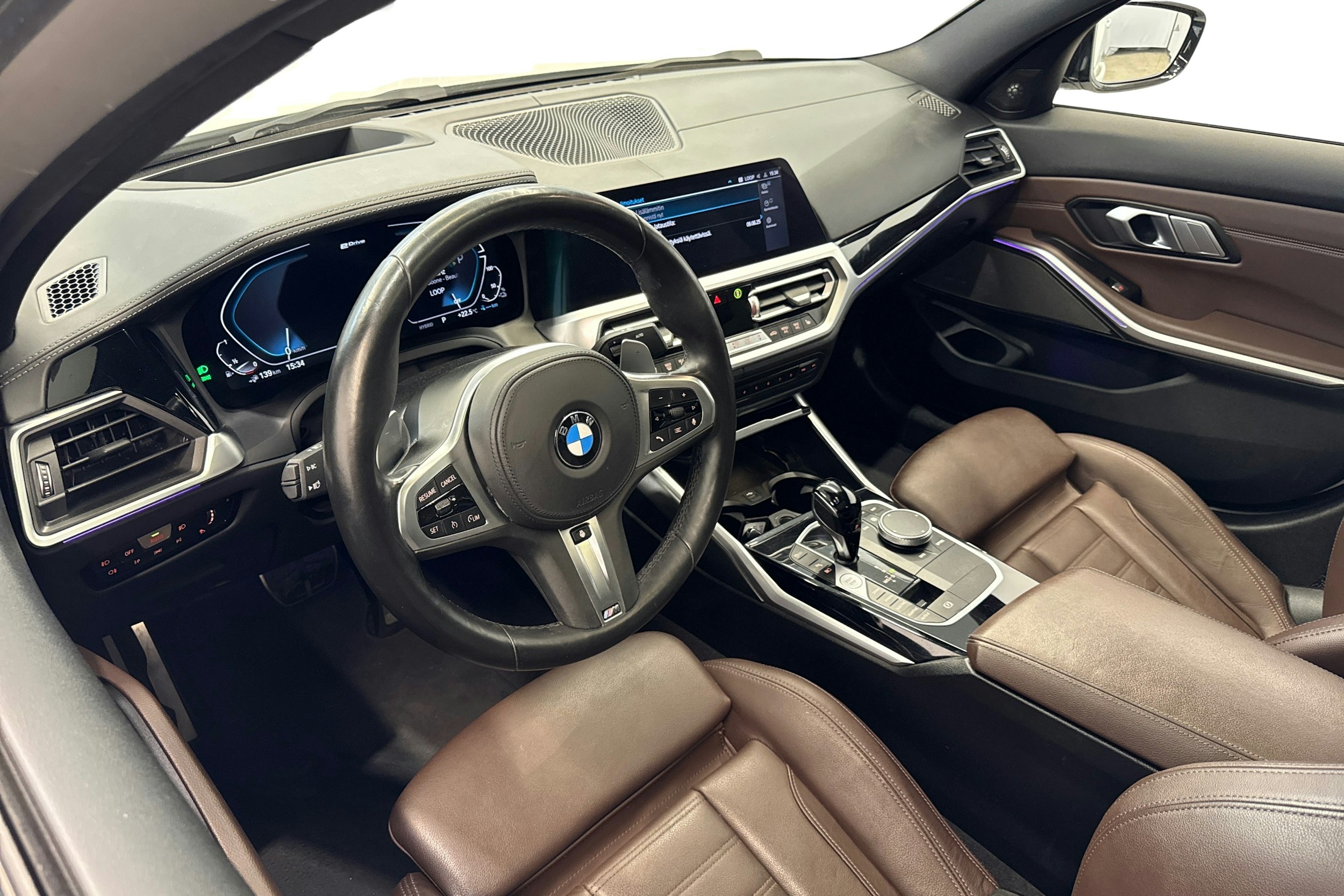 valkoinen BMW 330 2020 kuva 7.