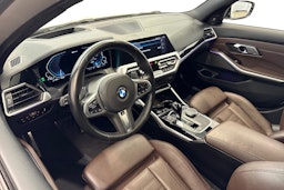 valkoinen BMW 330 2020 kuva 7.
