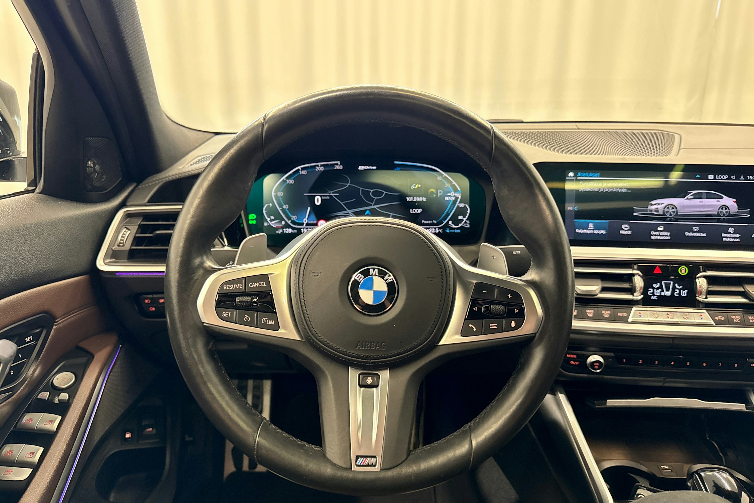 valkoinen BMW 330 2020 kuva 16.