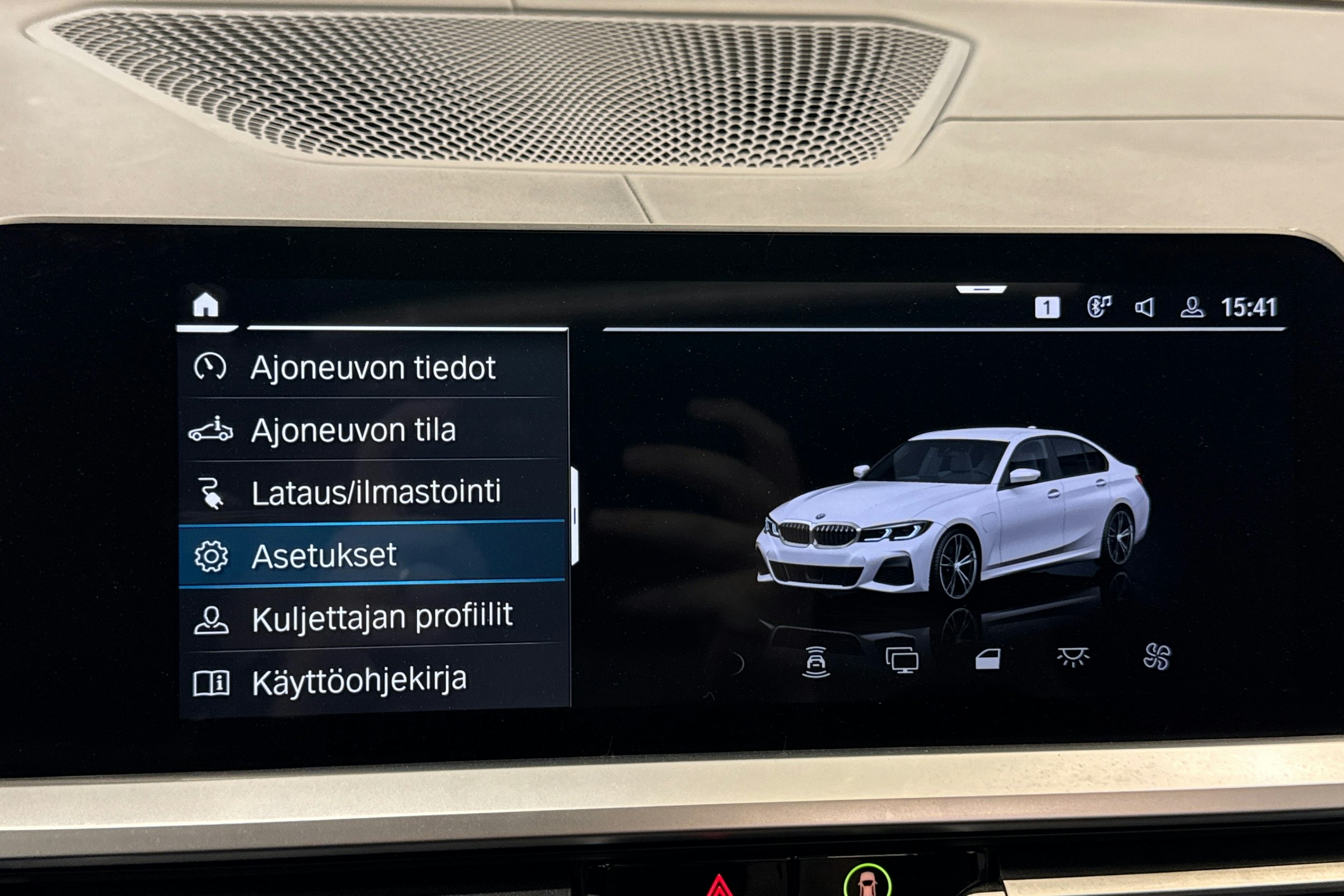valkoinen BMW 330 2020 kuva 23.