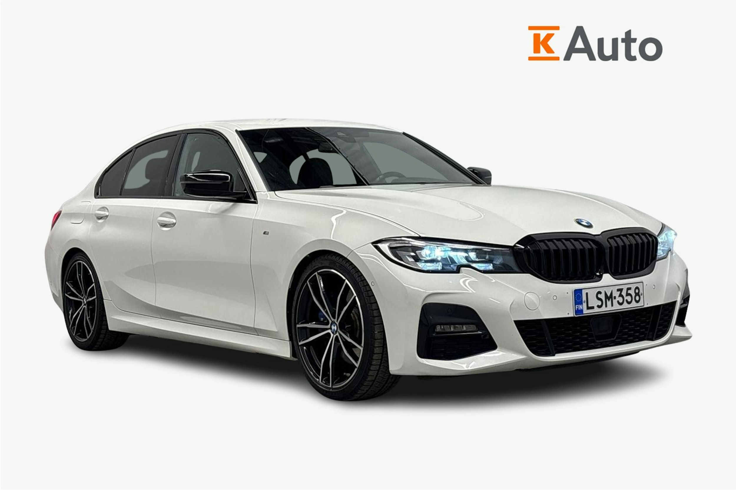 valkoinen BMW 330 2020 kuva 1.