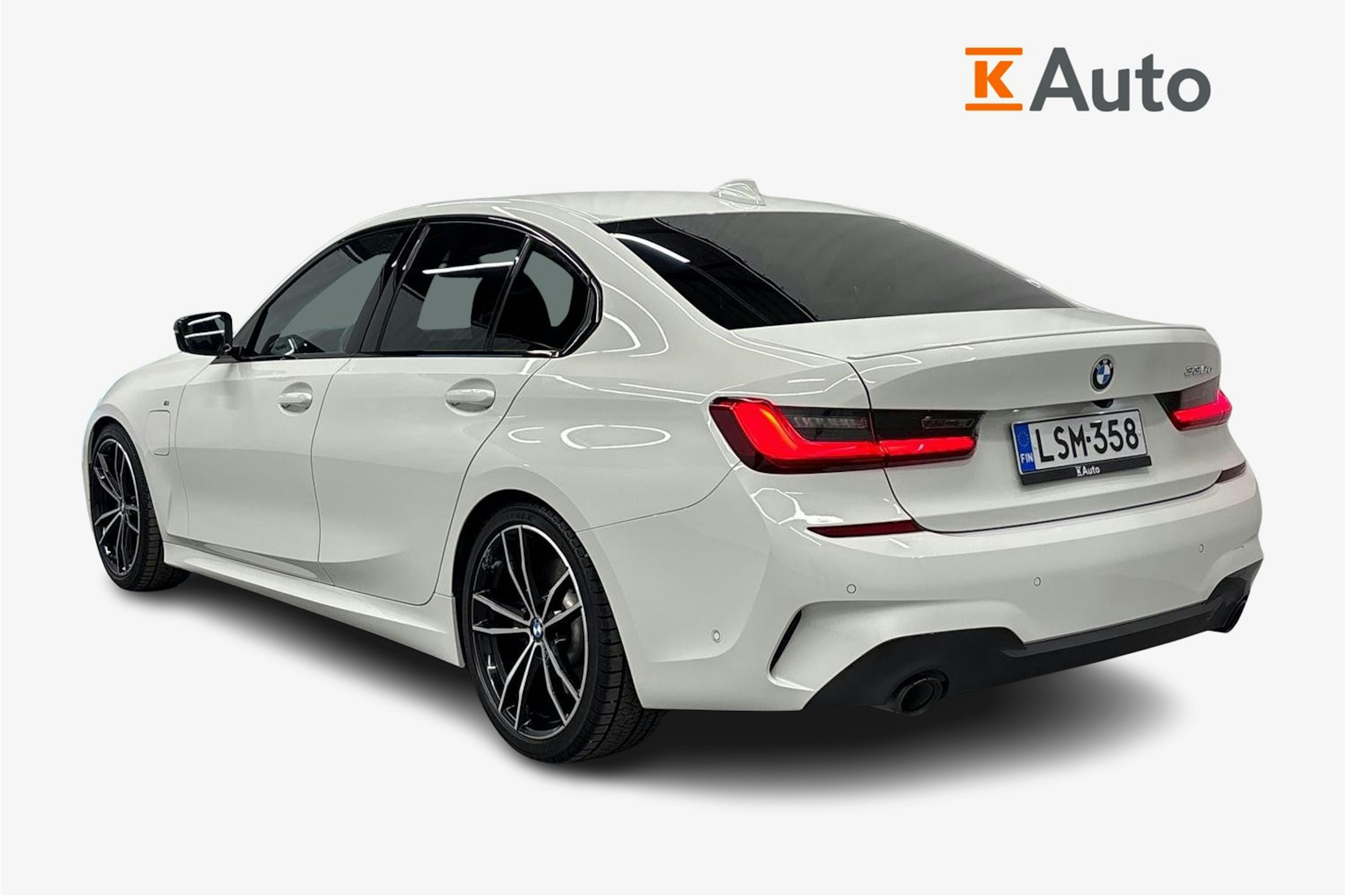 valkoinen BMW 330 2020 kuva 2.