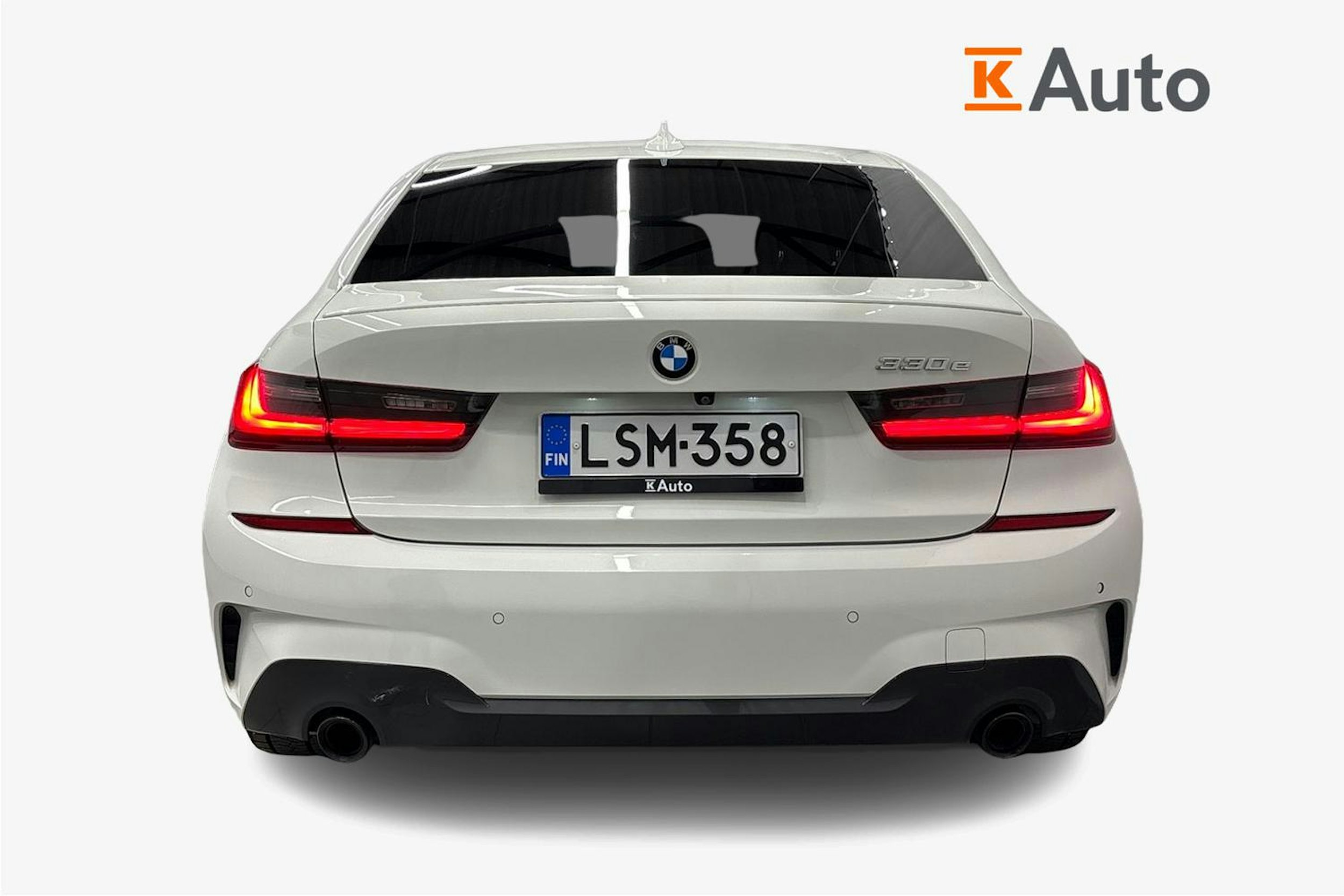 valkoinen BMW 330 2020 kuva 3.