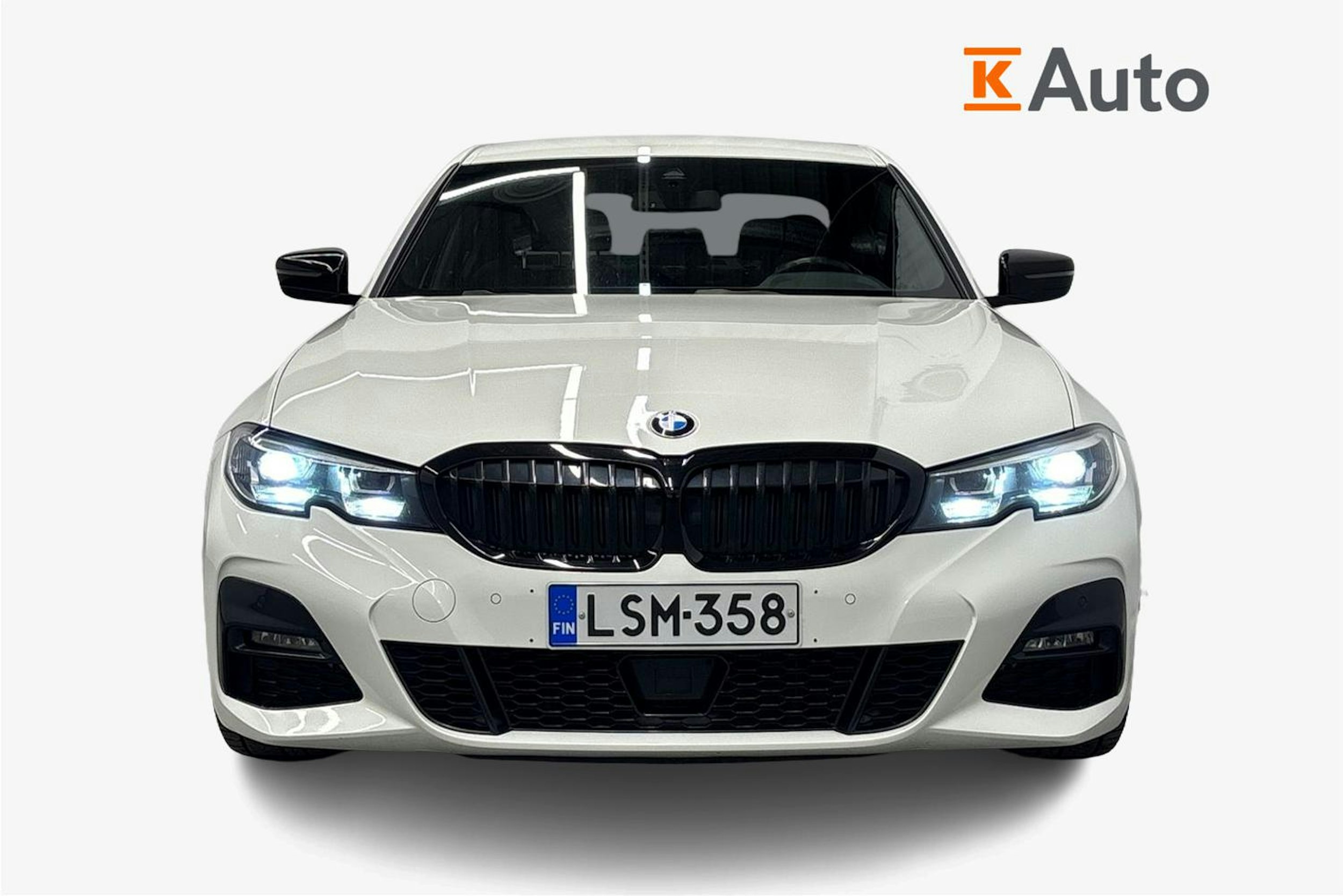 valkoinen BMW 330 2020 kuva 5.