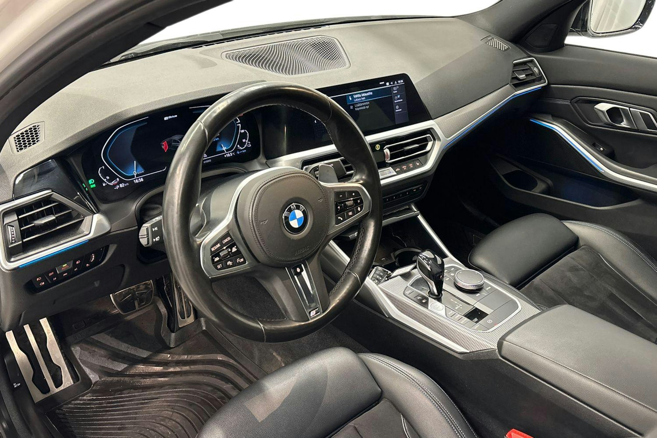 valkoinen BMW 330 2020 kuva 7.