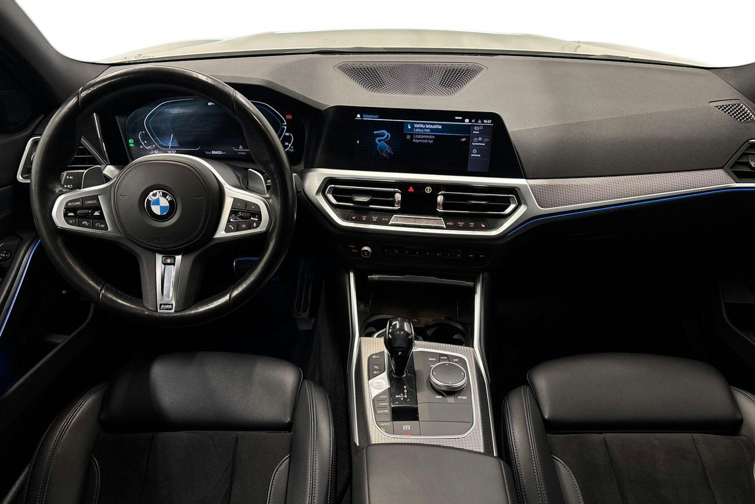 valkoinen BMW 330 2020 kuva 9.