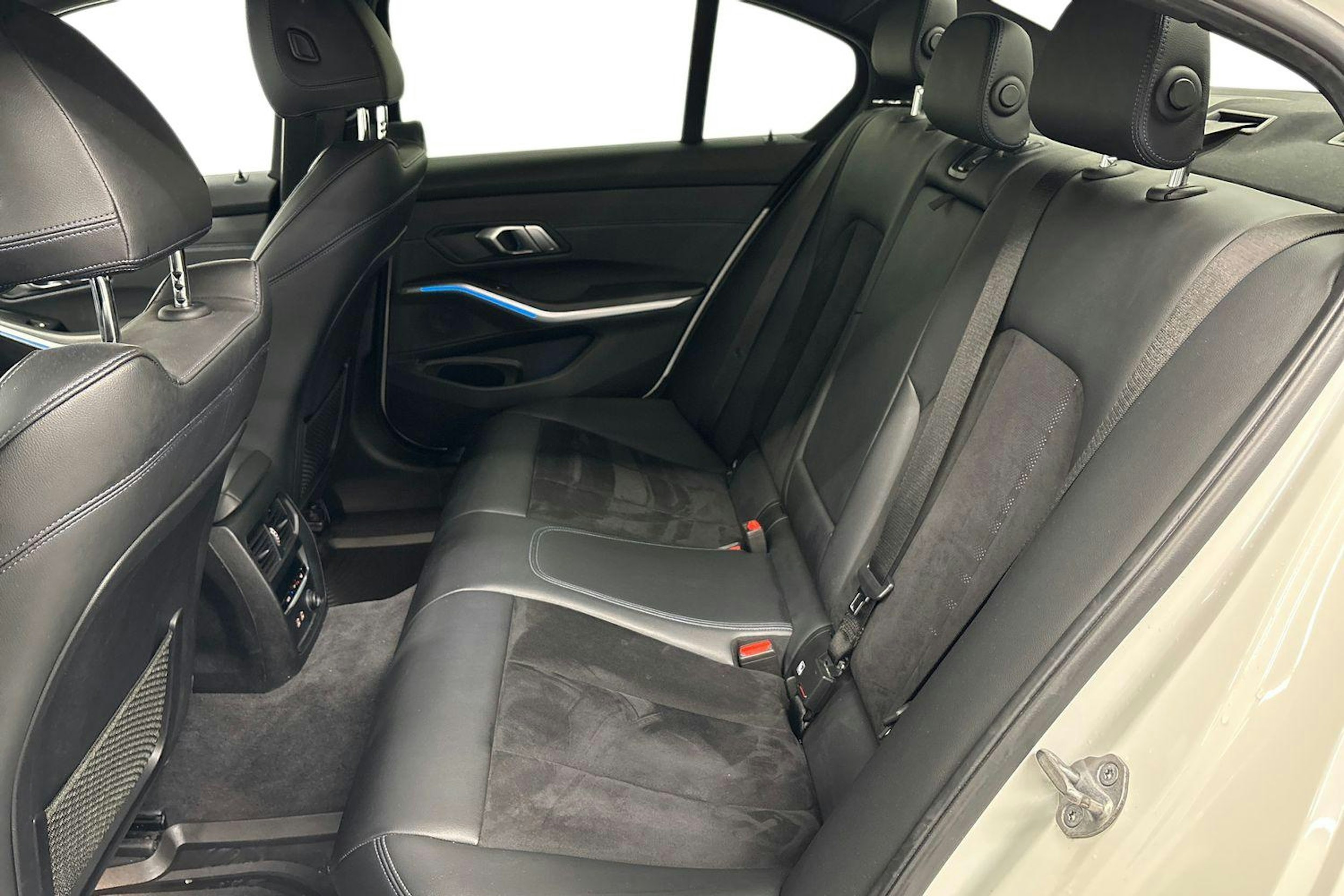 valkoinen BMW 330 2020 kuva 10.