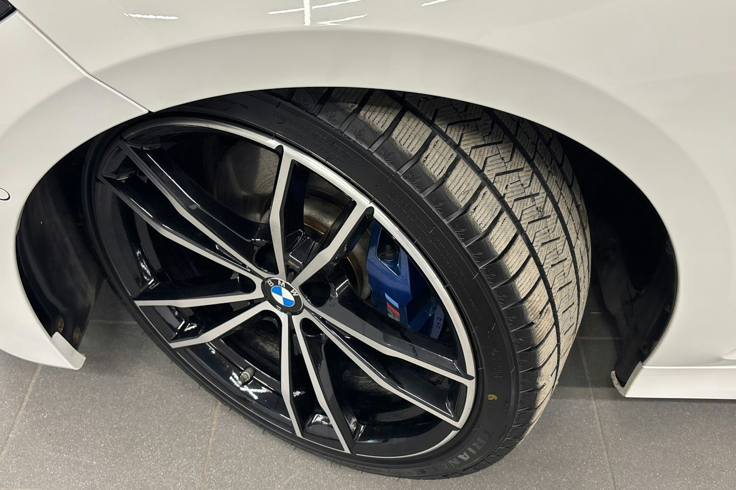 valkoinen BMW 330 2020 kuva 13.