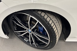 valkoinen BMW 330 2020 kuva 13.