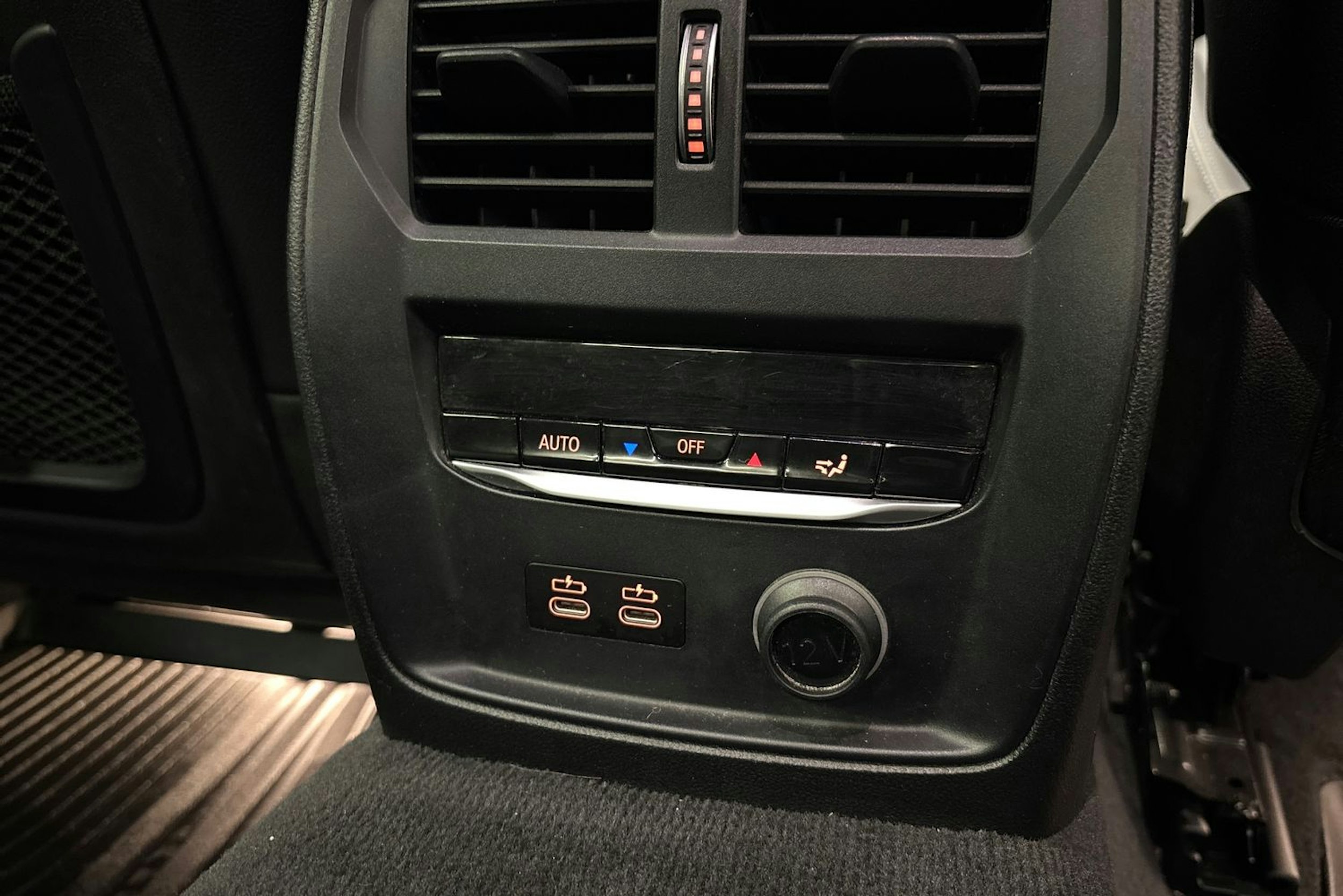 valkoinen BMW 330 2020 kuva 15.