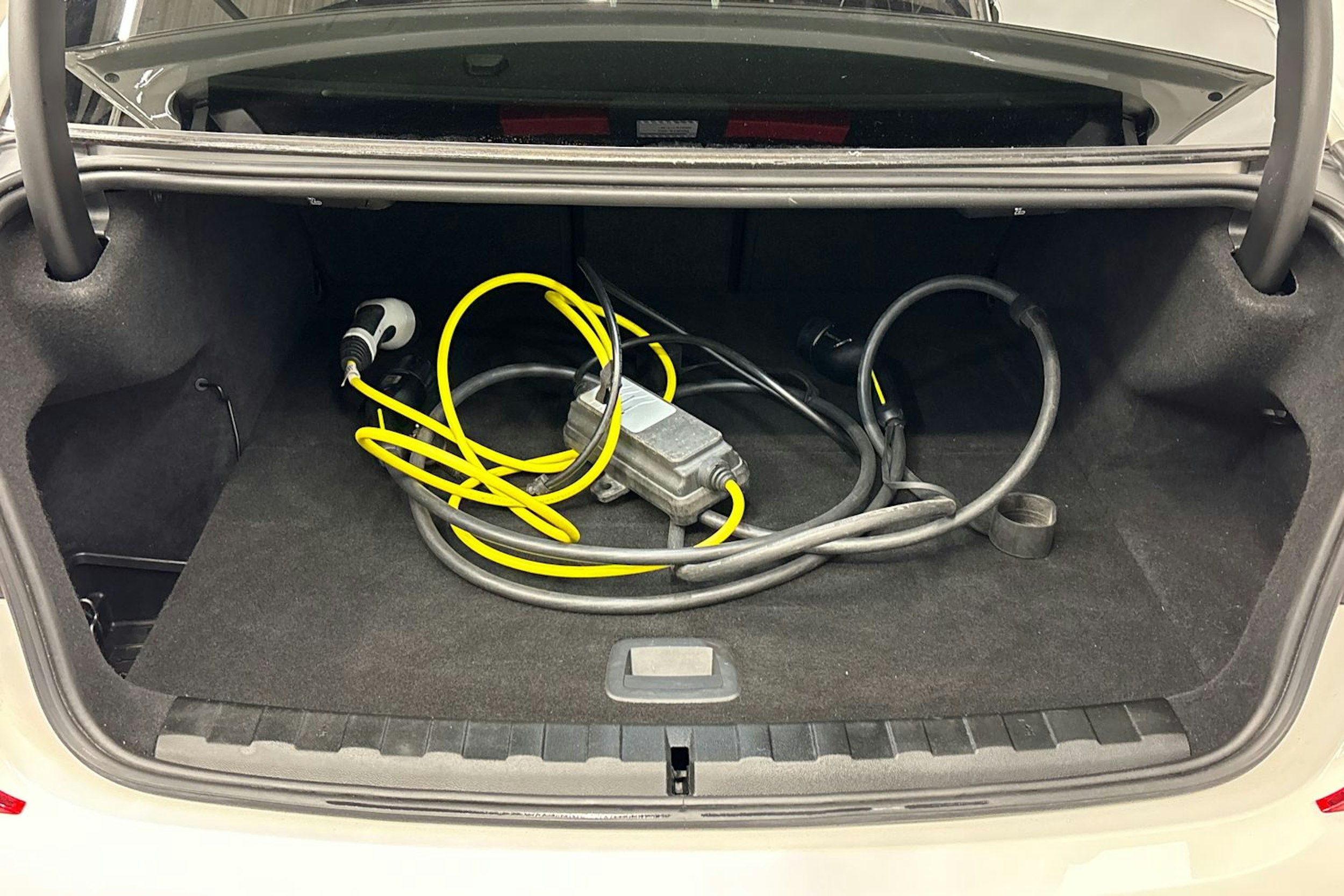 valkoinen BMW 330 2020 kuva 16.