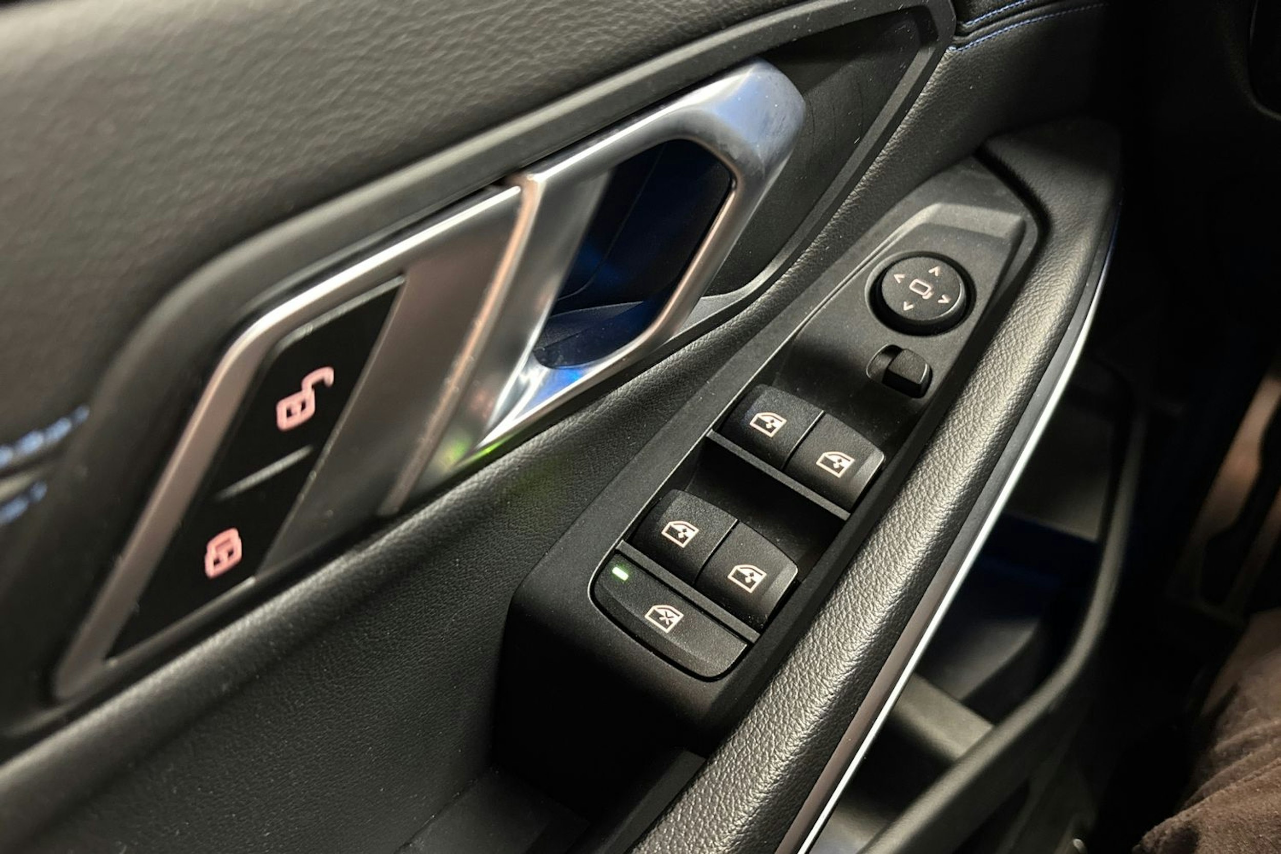 valkoinen BMW 330 2020 kuva 18.