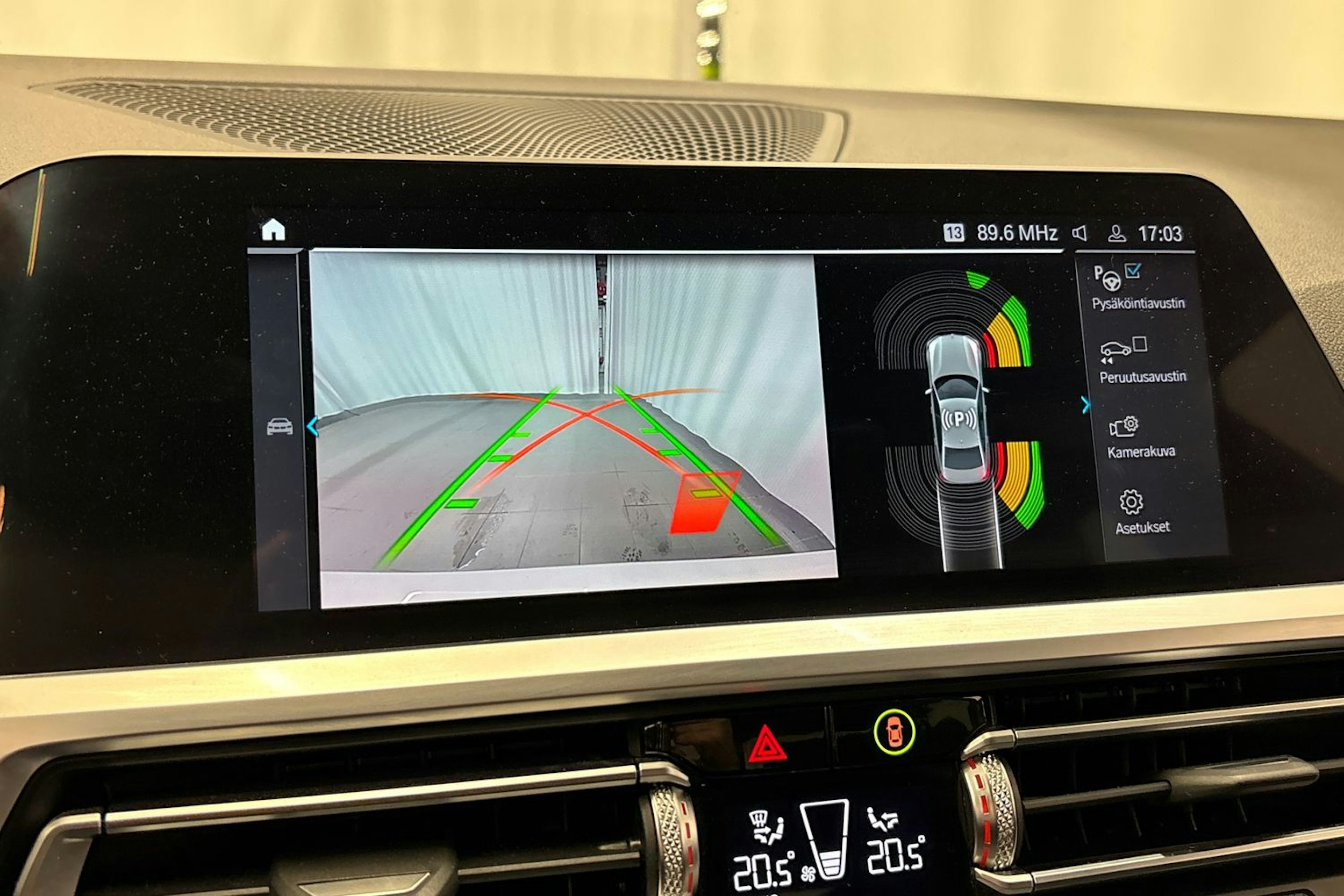 valkoinen BMW 330 2020 kuva 28.