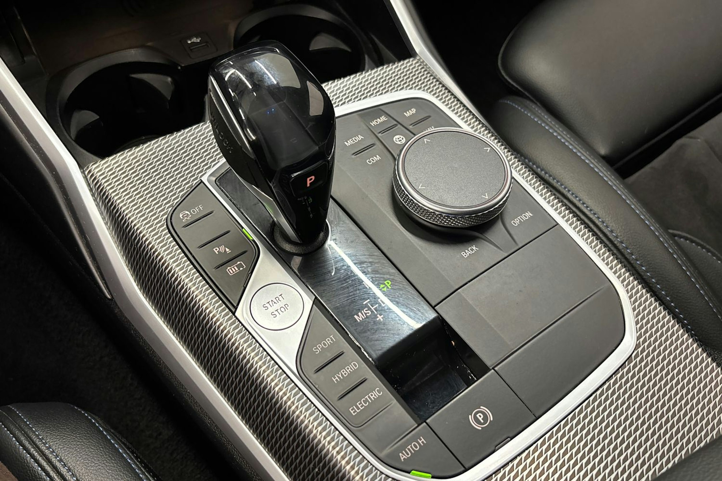 valkoinen BMW 330 2020 kuva 30.