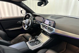 sininen BMW 330 2020 kuva 12.