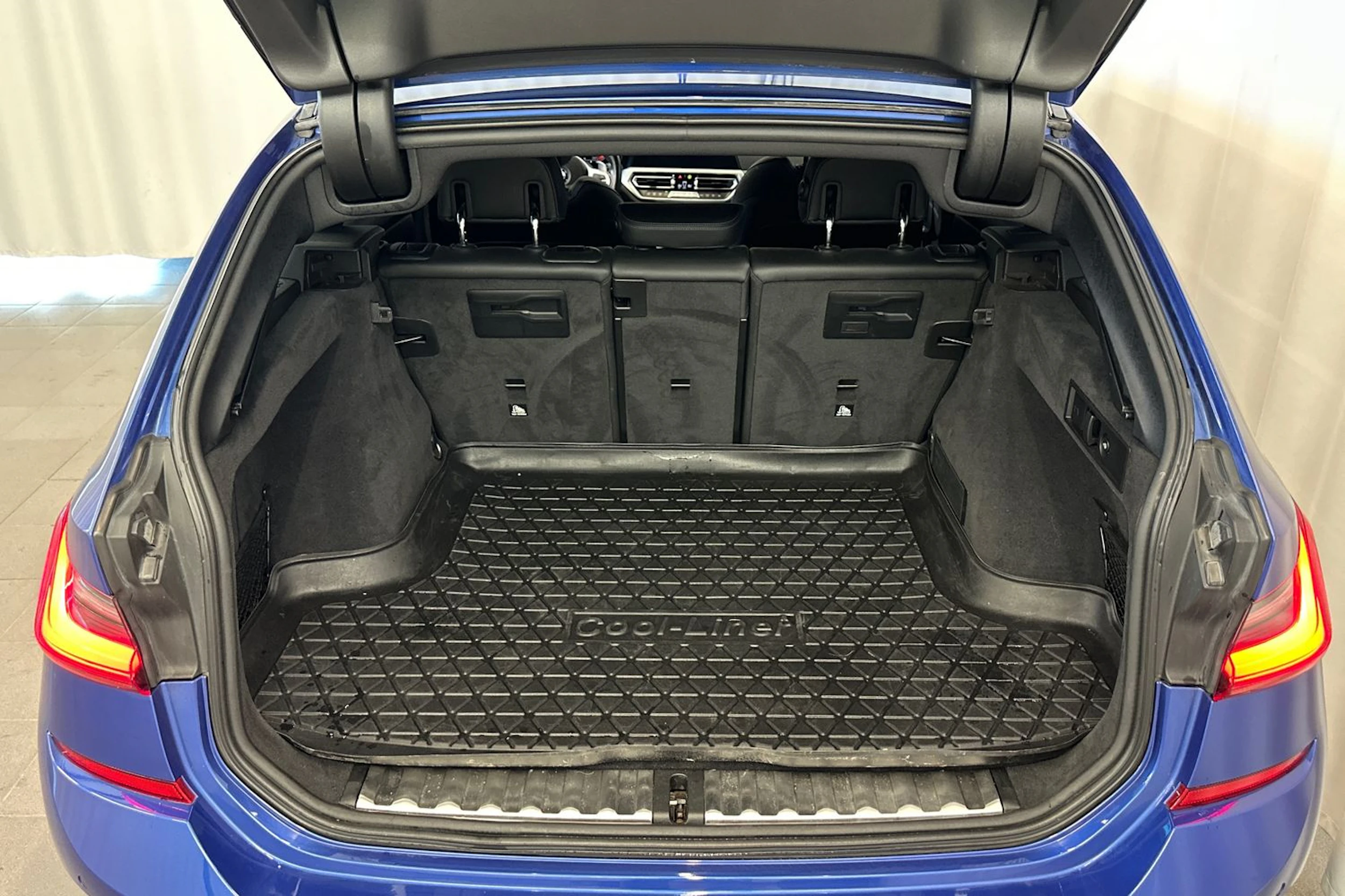 sininen BMW 330 2020 kuva 13.