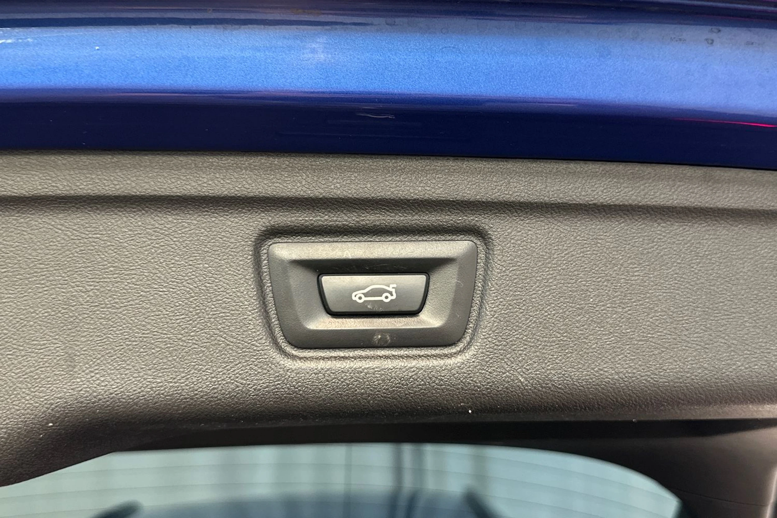 sininen BMW 330 2020 kuva 14.