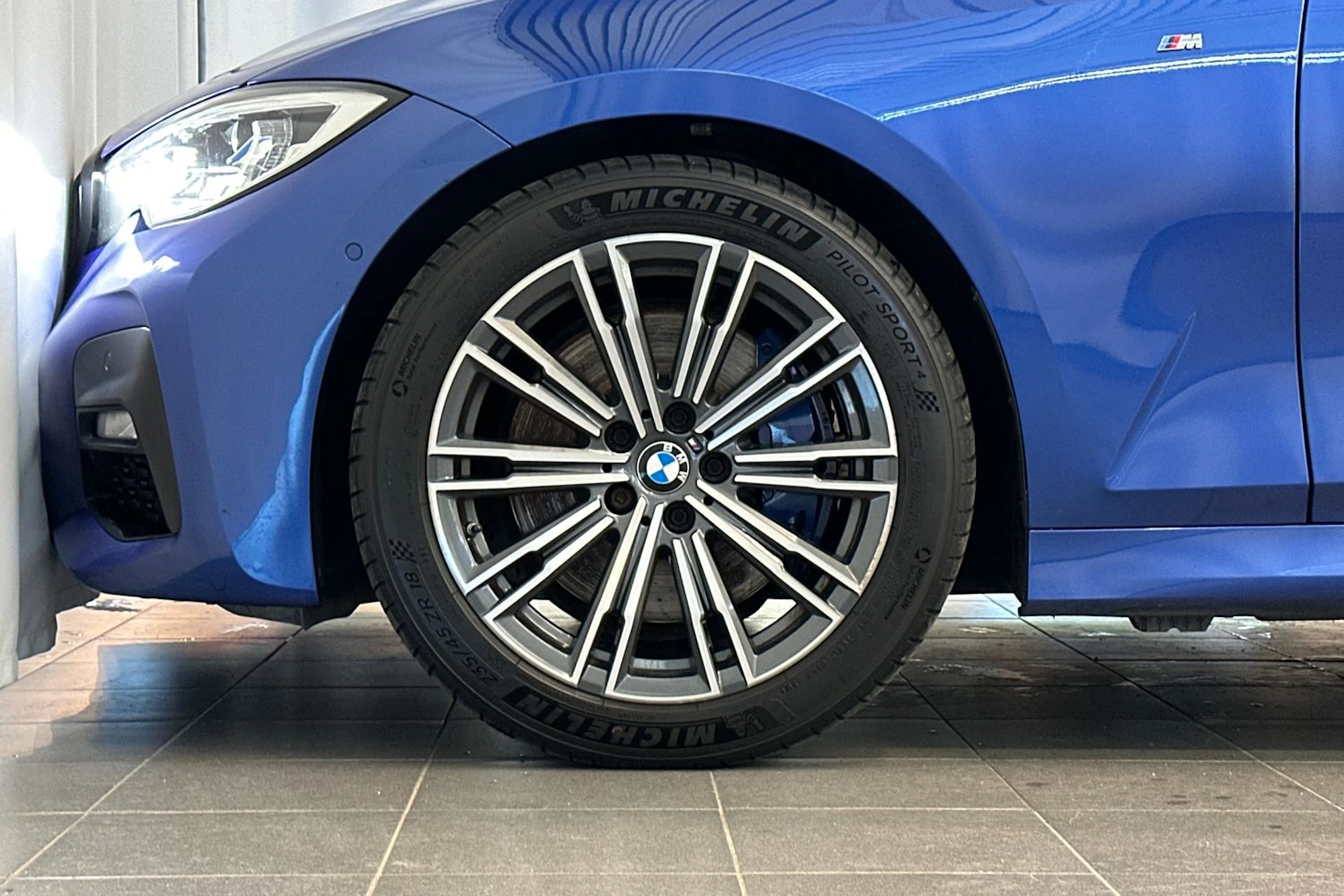 sininen BMW 330 2020 kuva 29.