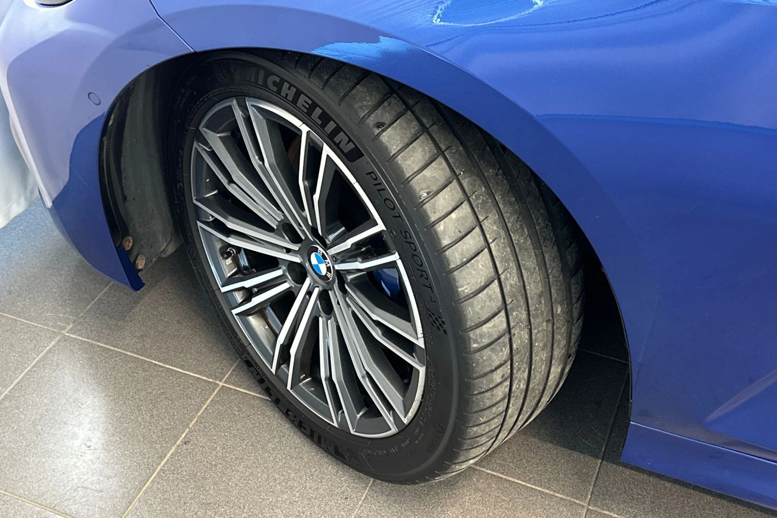 sininen BMW 330 2020 kuva 30.
