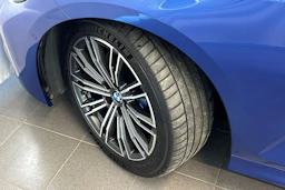 sininen BMW 330 2020 kuva 30.