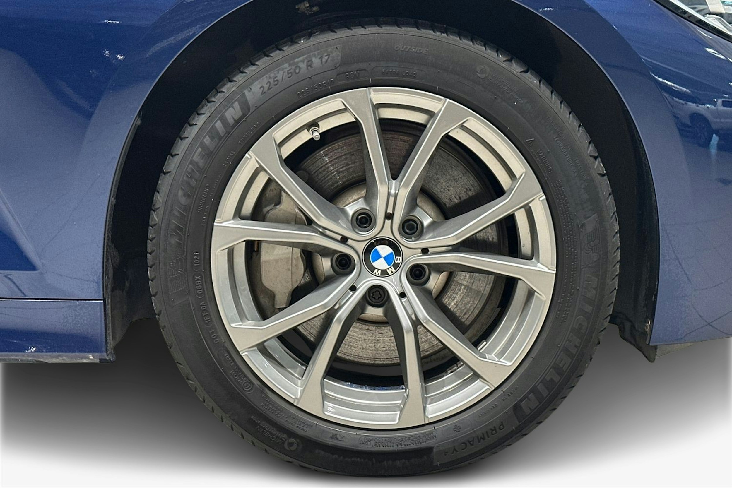 Sininen BMW 330 2020 kuva 11.