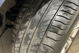 Sininen BMW 330 2020 kuva 13.