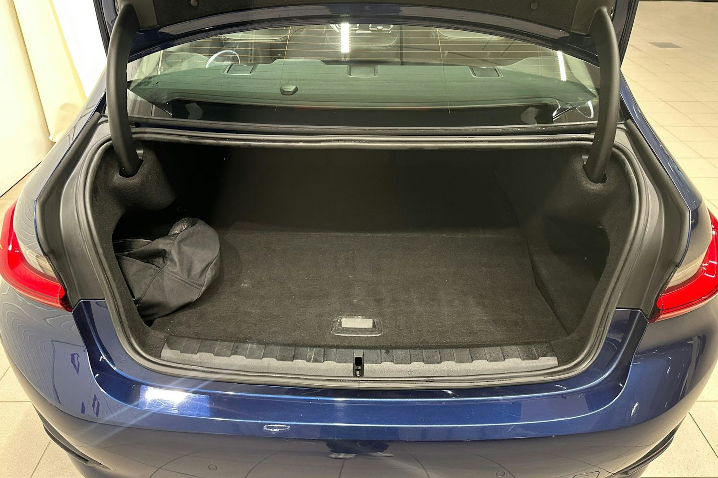 Sininen BMW 330 2020 kuva 14.