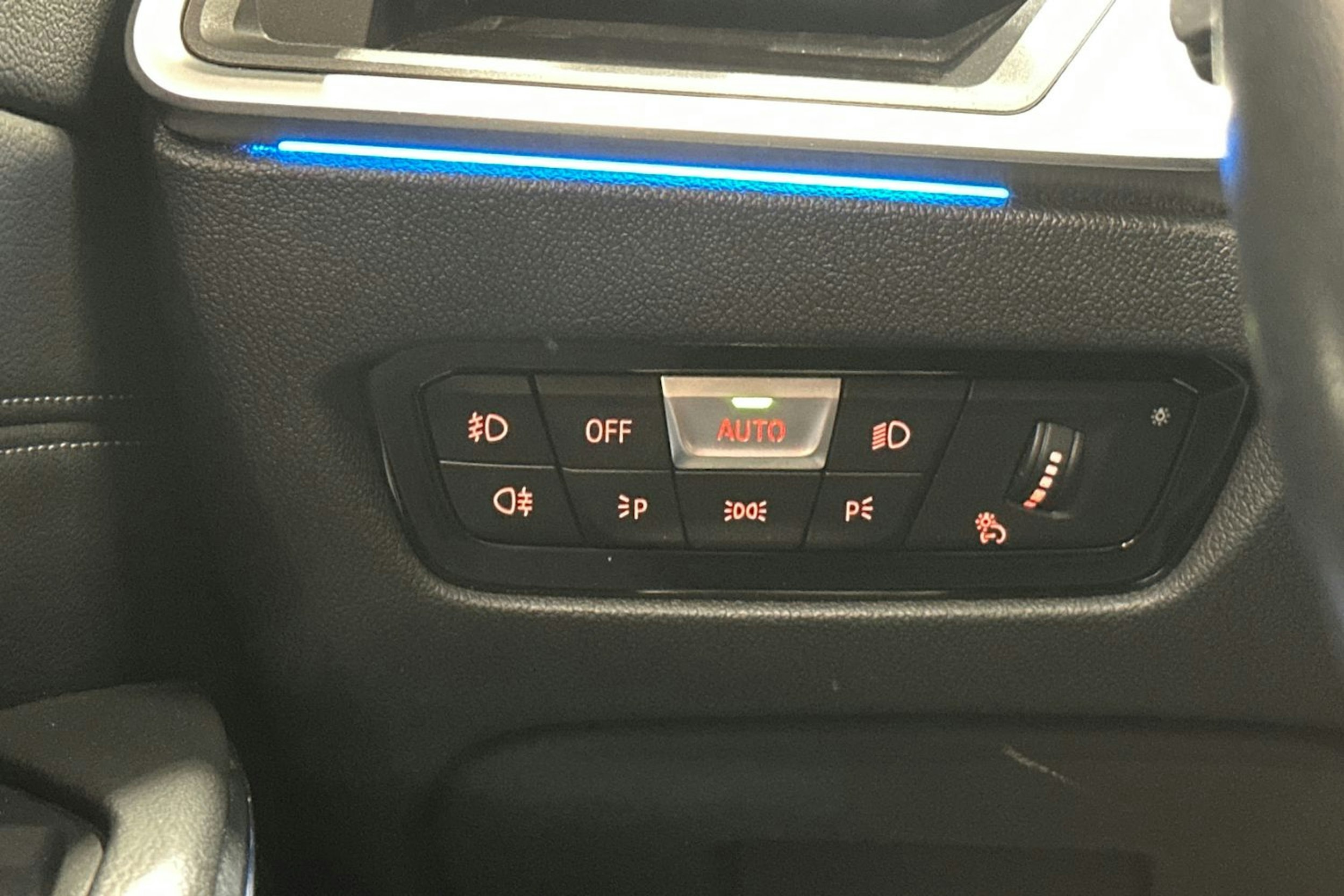 Sininen BMW 330 2020 kuva 22.