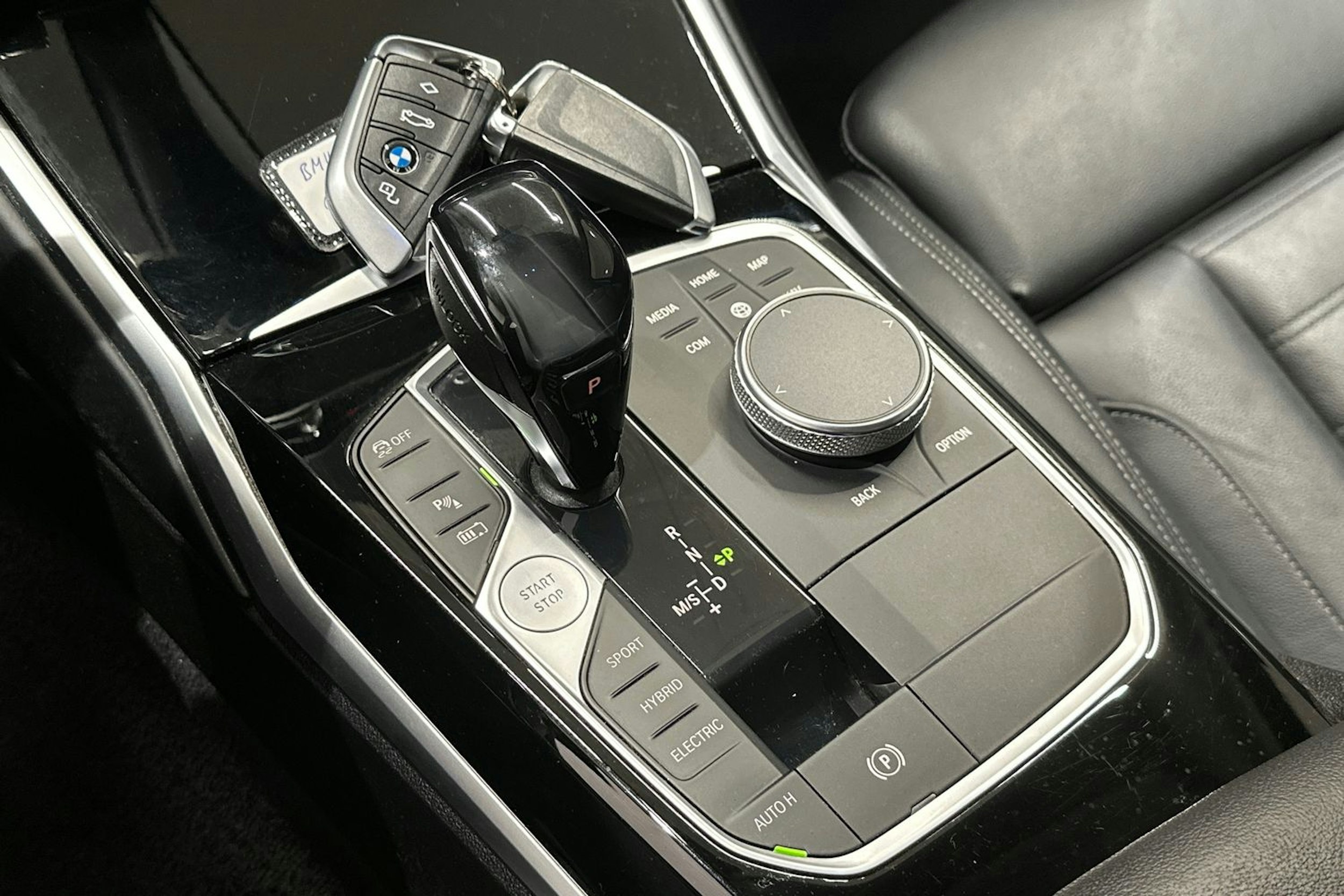 Sininen BMW 330 2020 kuva 28.