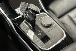 Sininen BMW 330 2020 kuva 28.