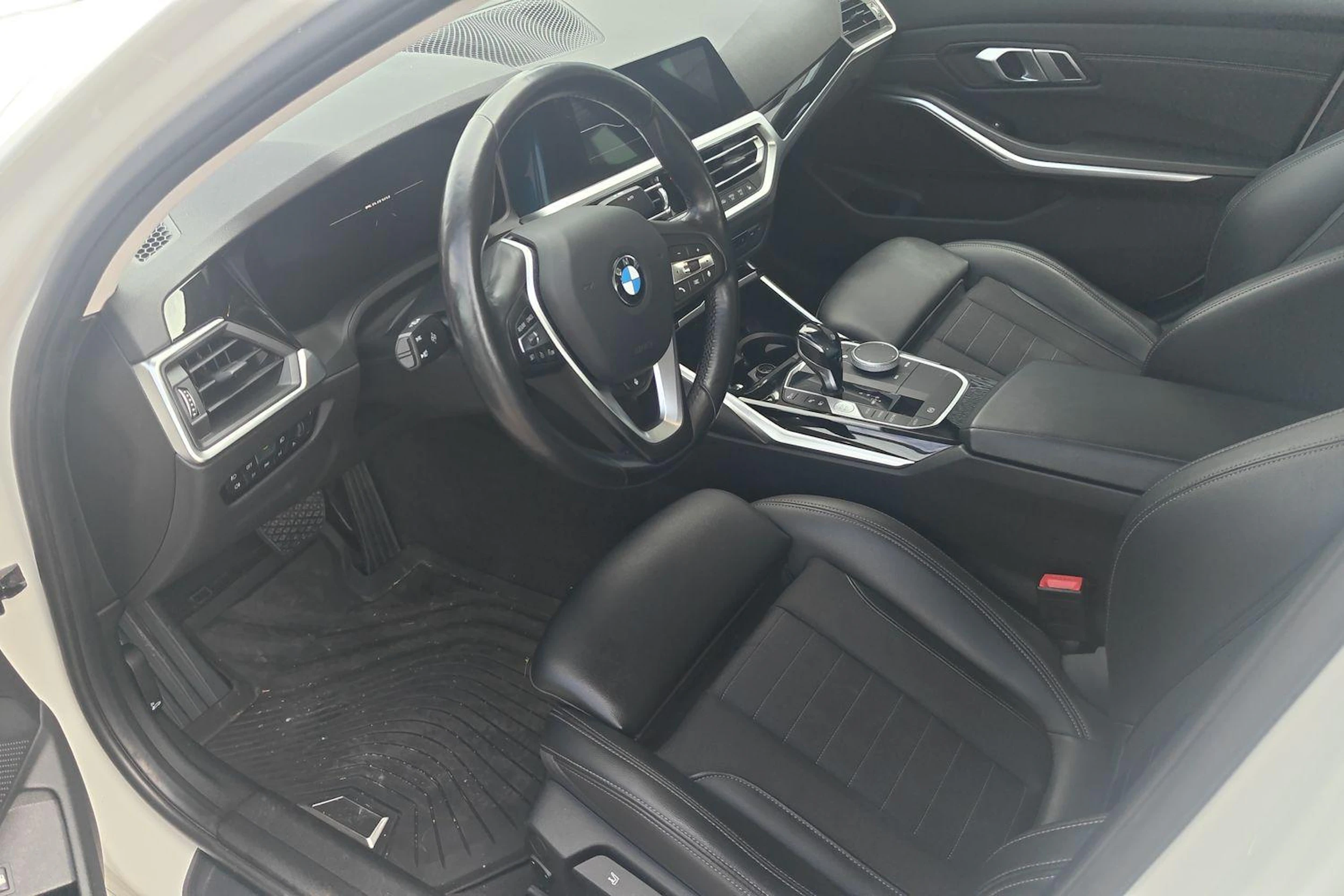 valkoinen BMW 330 2020 kuva 3.