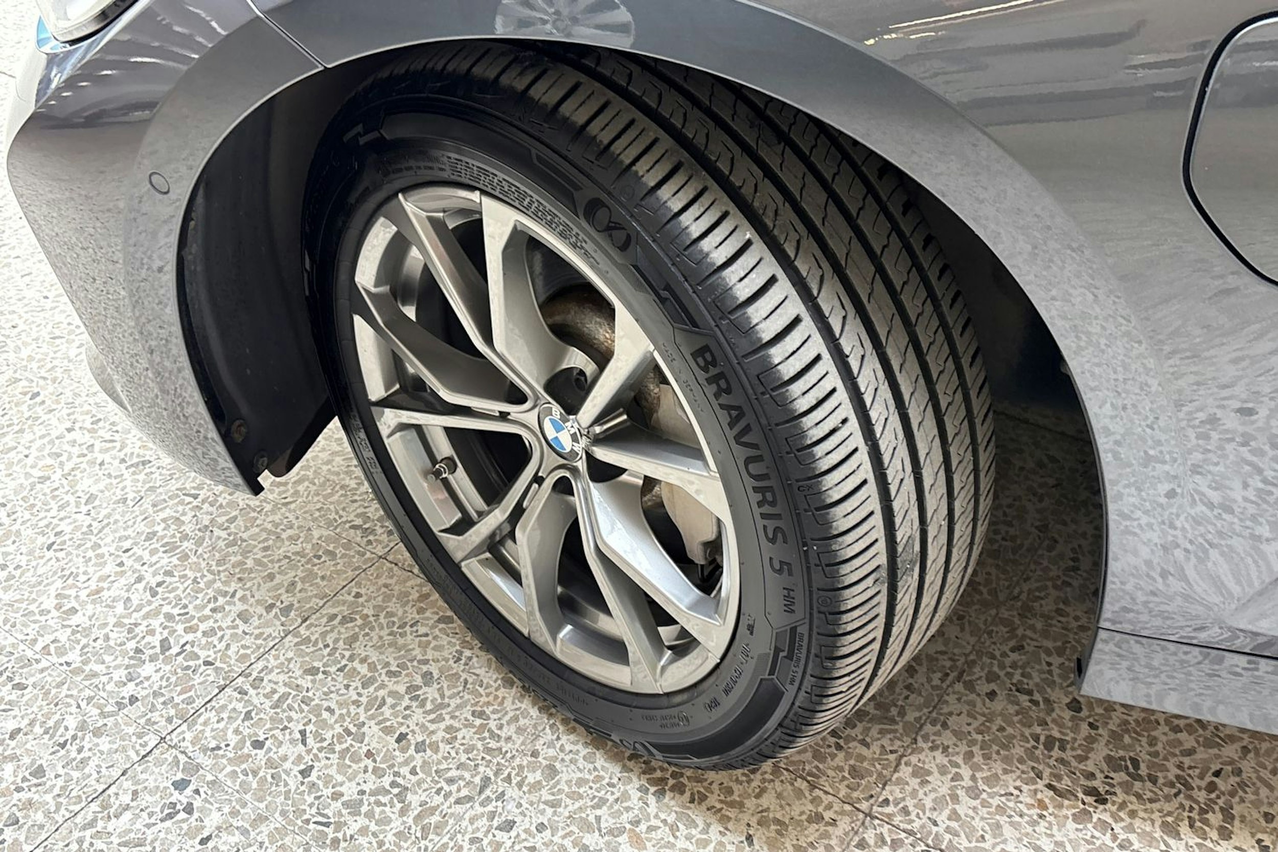 harmaa BMW 330 2020 kuva 13.