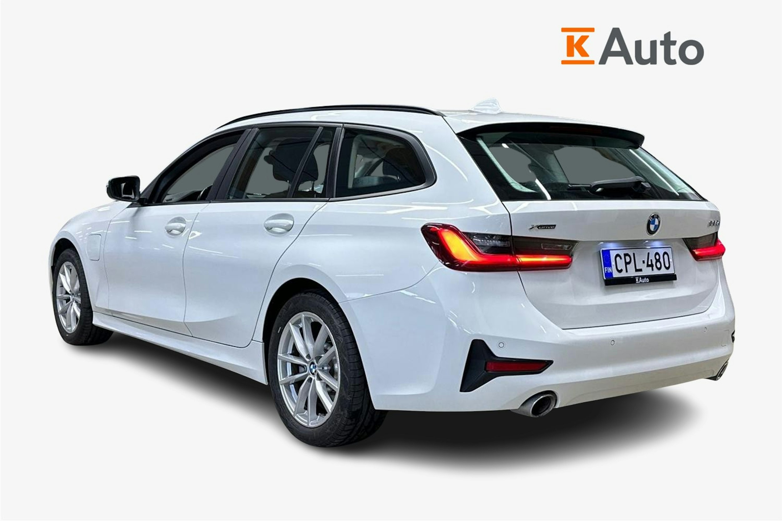 valkoinen BMW 330 2021 kuva 2.