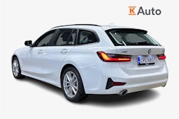 valkoinen BMW 330 2021 kuva 2.