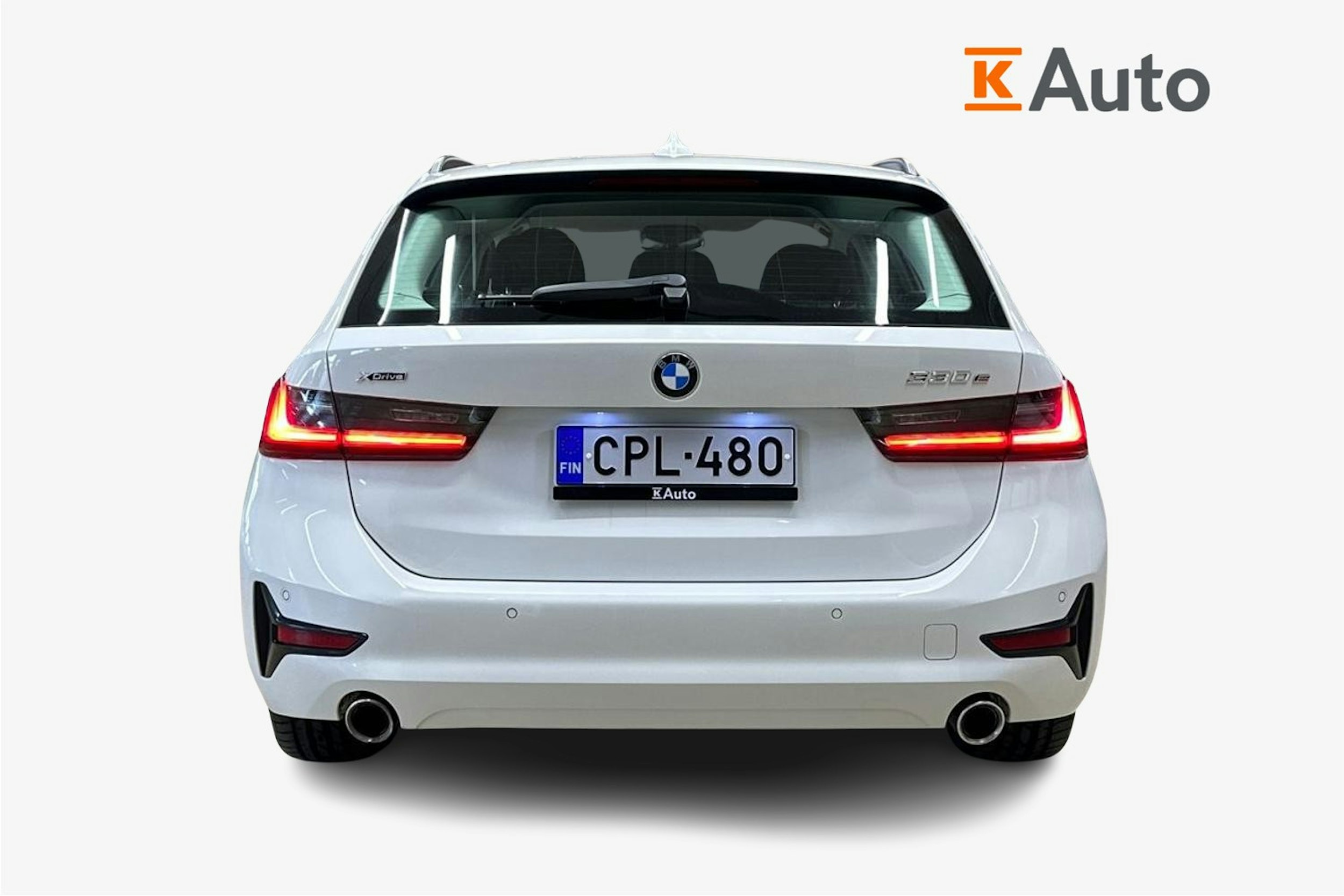 valkoinen BMW 330 2021 kuva 3.