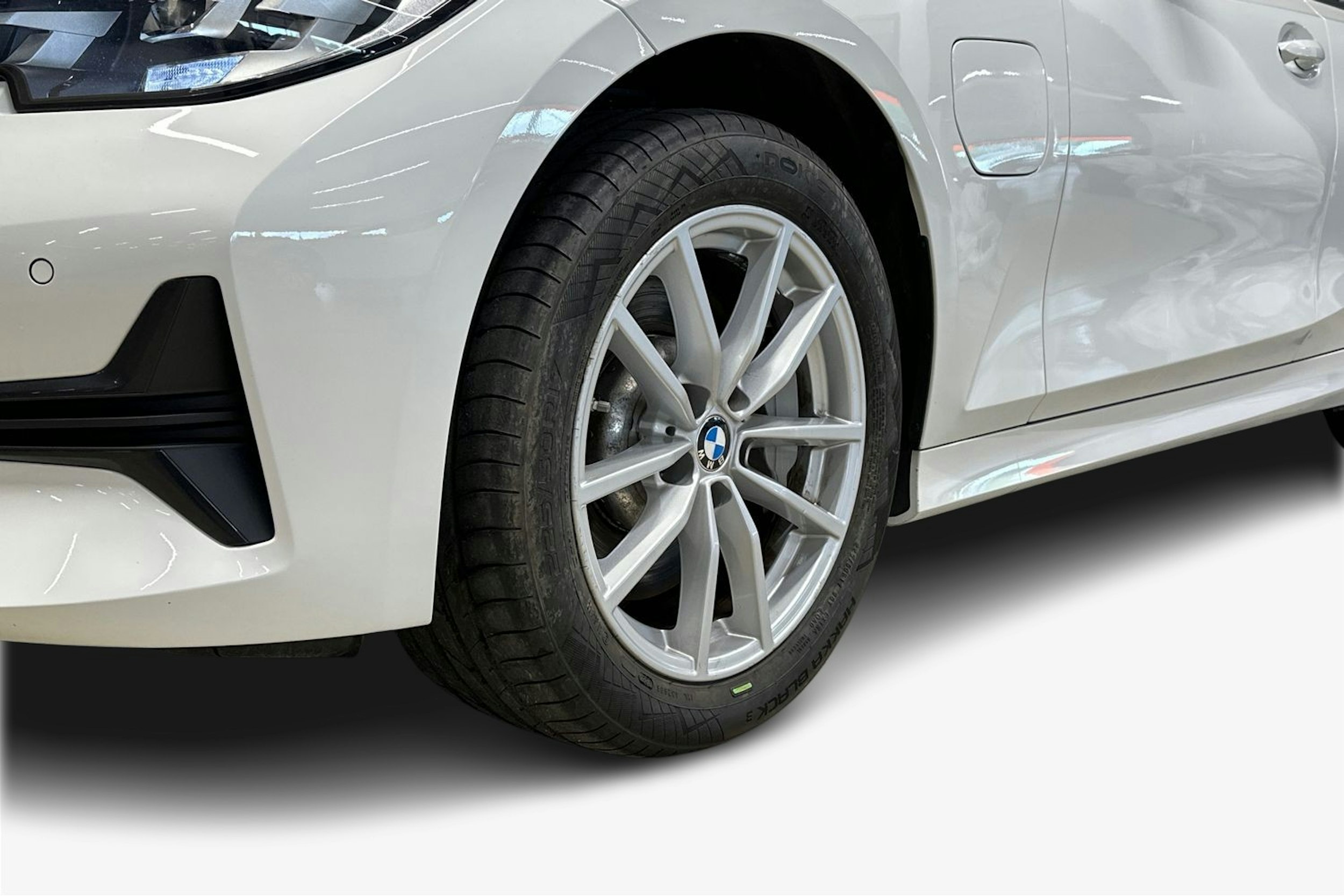 valkoinen BMW 330 2021 kuva 7.