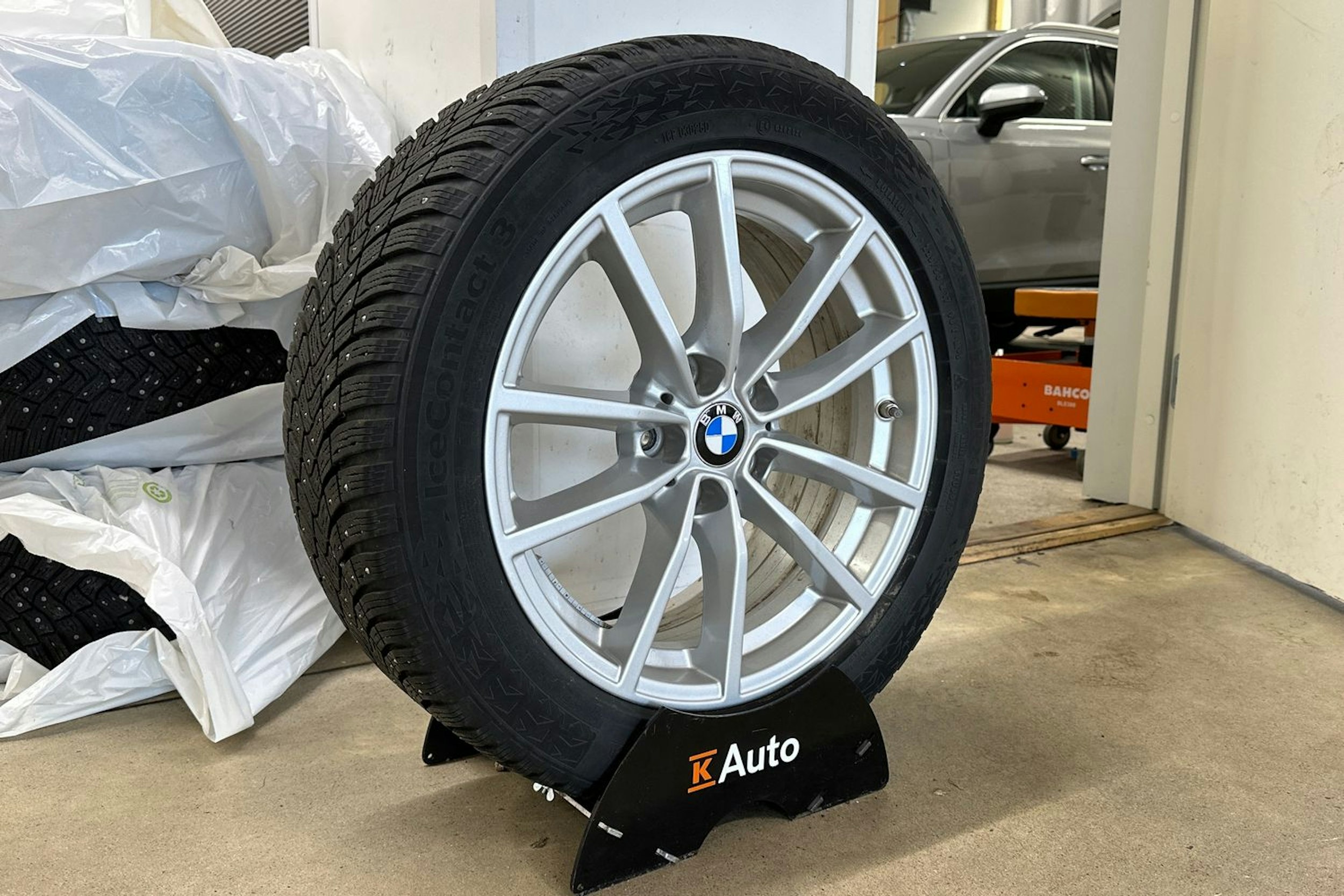 valkoinen BMW 330 2021 kuva 8.