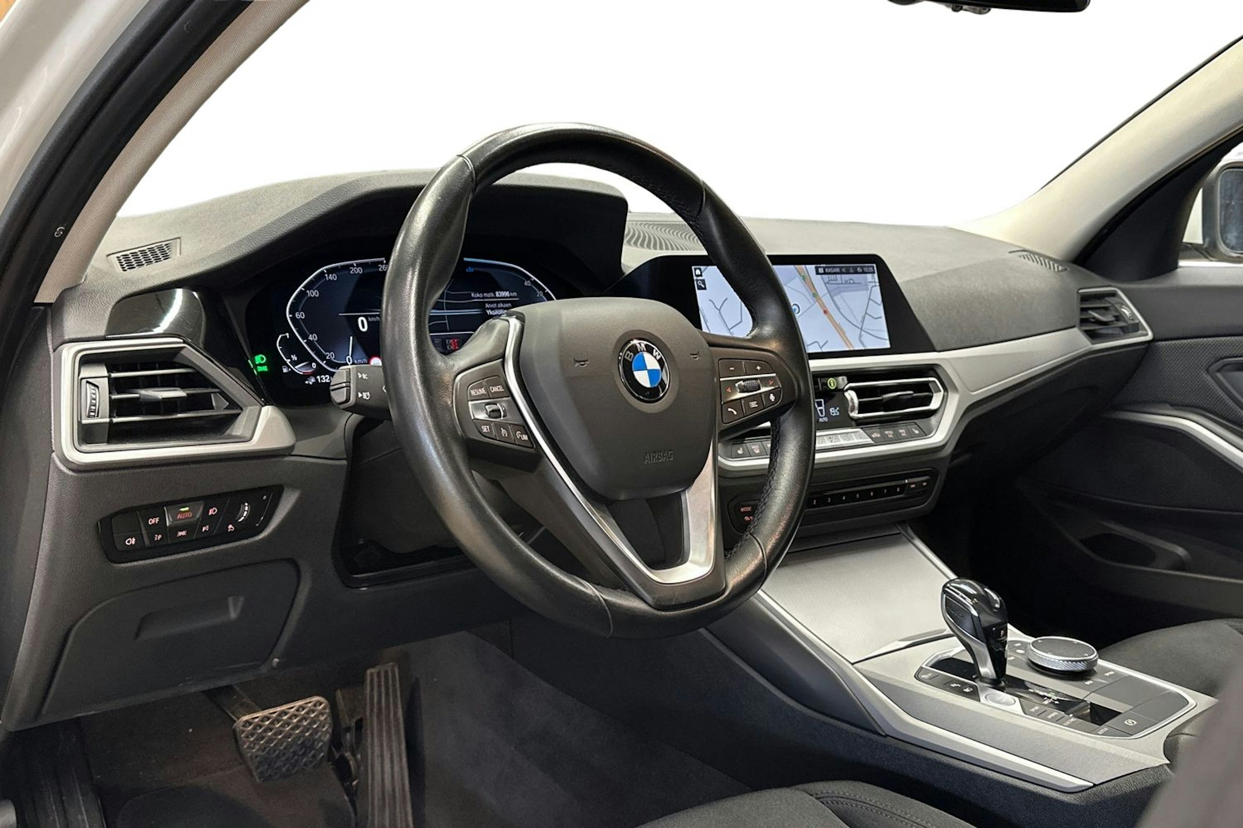 valkoinen BMW 330 2021 kuva 10.