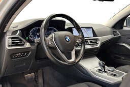 valkoinen BMW 330 2021 kuva 10.