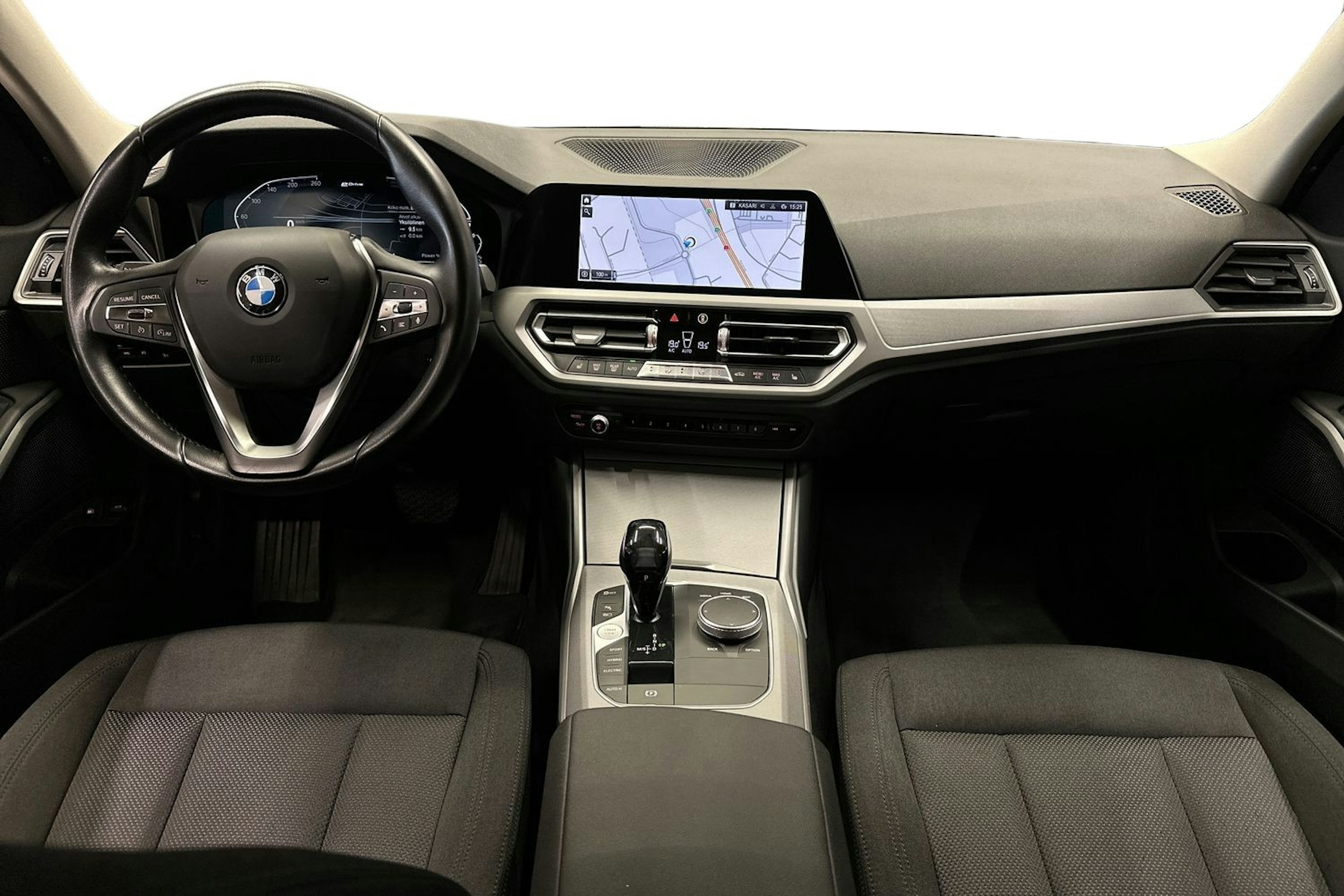 valkoinen BMW 330 2021 kuva 11.