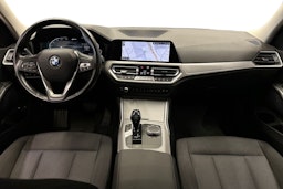 valkoinen BMW 330 2021 kuva 11.