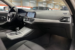valkoinen BMW 330 2021 kuva 14.